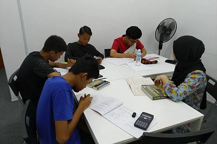 Pelajar RHFocus mengikuti kelas dalam kumpulan kecil